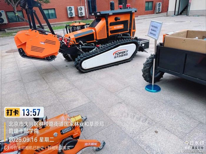 隔离带开辟机器人展示.jpg